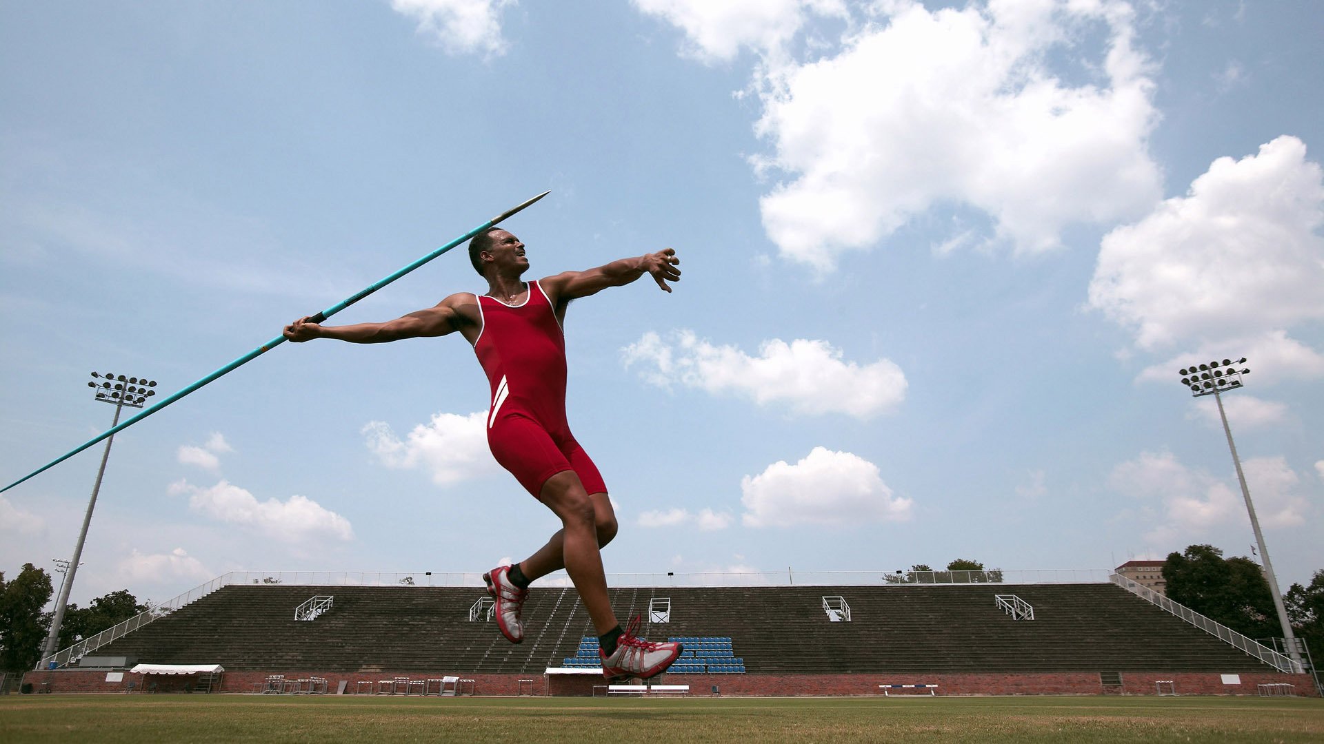 奥斯梅恩爆发，沙特血拼勒沃库森，金元足球时代的地缘博弈与竞技荣光