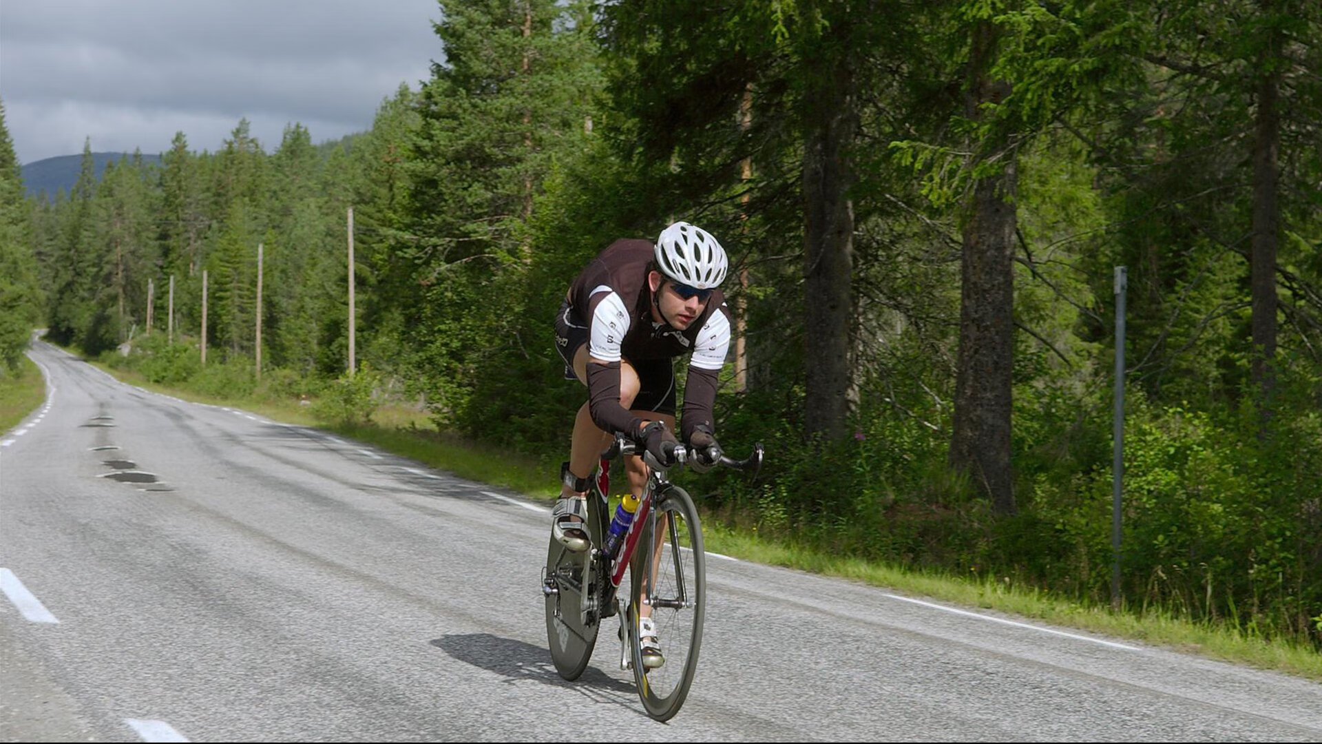湖人强压上海队,德罗赞在F1年度争冠接管比赛,体育跨界叙事中的权力隐喻