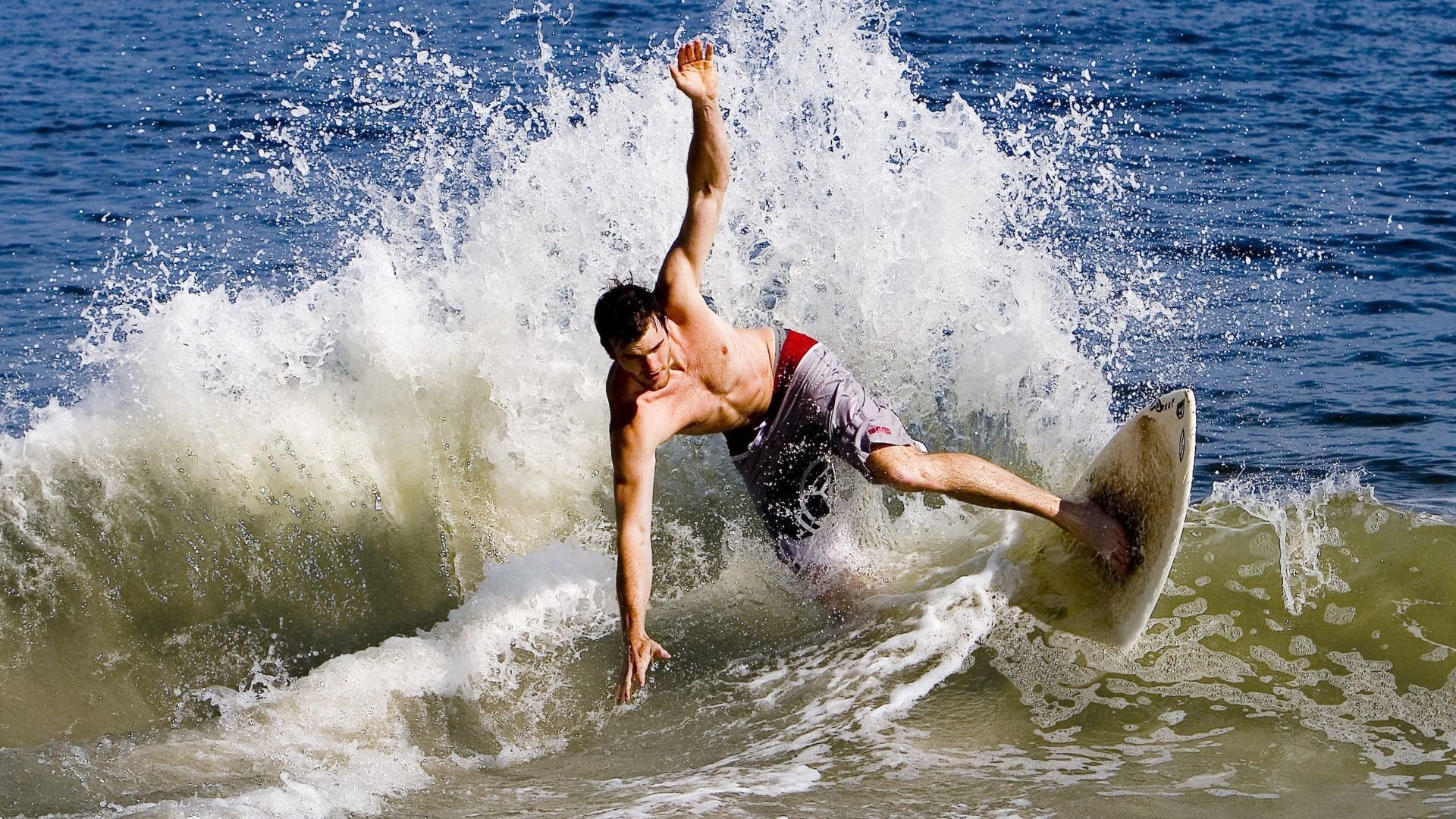 范弗利特F1新赛季揭幕战上演马刺式逆转，接管比赛诠释竞技传奇